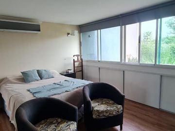 Casa de categoría en venta. Cuatro dormitorios y piscina en el centro de Ricardone.