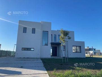 CASA EN VENTA EN BARRIO PUERTOS - RIBERAS- MAROTO PROPIEDADES