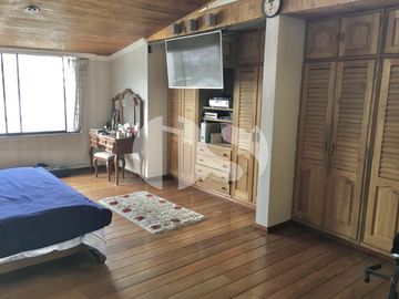 CASA RENTERA DE VENTA CON LOCALES COMERCIALES SECTOR PLAZA DE TOROS