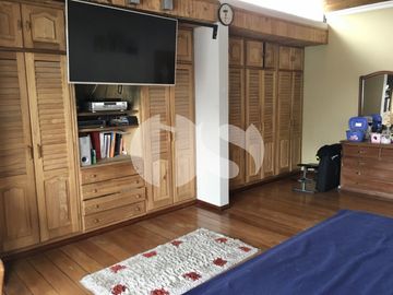 CASA RENTERA DE VENTA CON LOCALES COMERCIALES SECTOR PLAZA DE TOROS