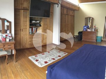 CASA RENTERA DE VENTA CON LOCALES COMERCIALES SECTOR PLAZA DE TOROS