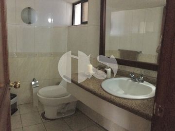 CASA RENTERA DE VENTA CON LOCALES COMERCIALES SECTOR PLAZA DE TOROS