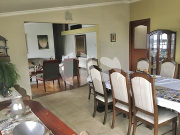 CASA RENTERA DE VENTA CON LOCALES COMERCIALES SECTOR PLAZA DE TOROS