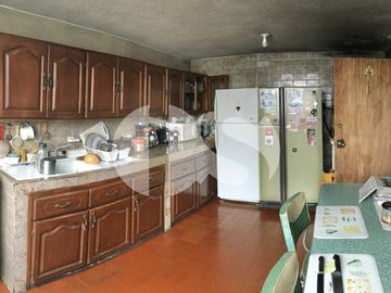 CASA RENTERA DE VENTA CON LOCALES COMERCIALES SECTOR PLAZA DE TOROS