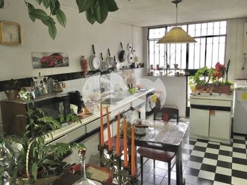 CASA RENTERA DE VENTA CON LOCALES COMERCIALES SECTOR PLAZA DE TOROS