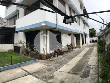 CASA RENTERA DE VENTA CON LOCALES COMERCIALES SECTOR PLAZA DE TOROS