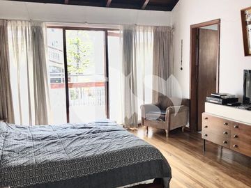 TERRENO DE VENTA CON CASA  SECTOR LA CAROLINA  PARA CONSTRUCTORES