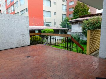 TERRENO DE VENTA CON CASA  SECTOR LA CAROLINA  PARA CONSTRUCTORES
