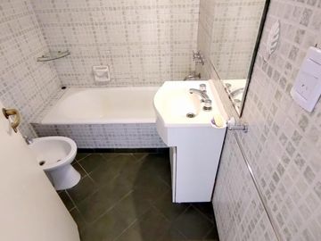 MUY LUMINOSO DOS AMBIENTES CON PATIO EN EXCELENTE ZONA