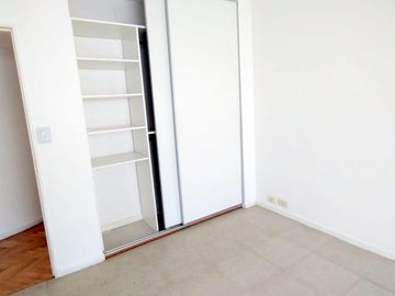 MUY LUMINOSO DOS AMBIENTES CON PATIO EN EXCELENTE ZONA