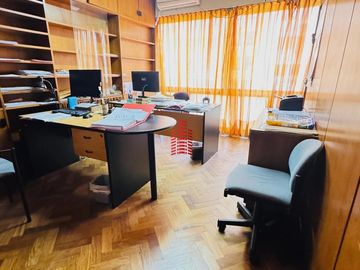 Departamento en Venta de 4 Dormitorios con Cochera, Bº Centro