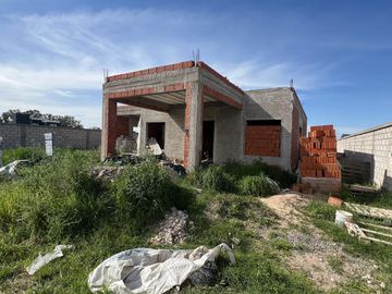 IMPONENTE Casa a Terminar a la venta en Cañuelas