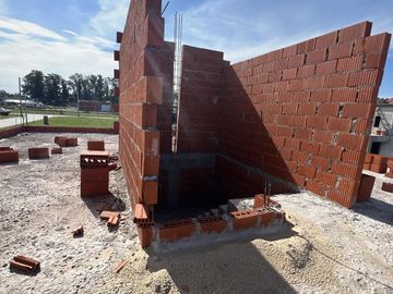 IMPONENTE Casa a Terminar a la venta en Cañuelas