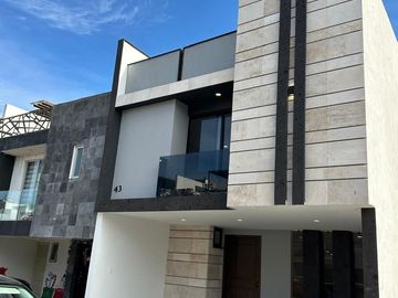 VENTA DE CASA LA ANTIGUA CEMENTERA CUATRO RECAMARAS CON BAÑO COMPLETO CADA UNA