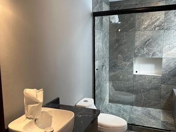 VENTA DE CASA LA ANTIGUA CEMENTERA CUATRO RECAMARAS CON BAÑO COMPLETO CADA UNA