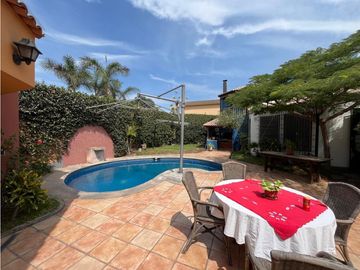 Casa con Piscina en calle tranquila a espaldas Av. Javier Prado