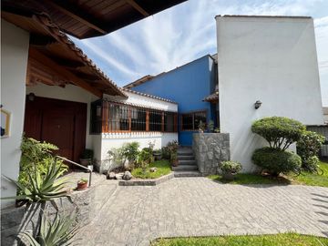 Casa con Piscina en calle tranquila a espaldas Av. Javier Prado