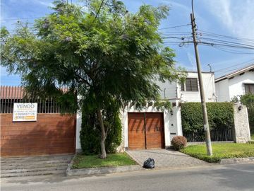 Casa con Piscina en calle tranquila a espaldas Av. Javier Prado