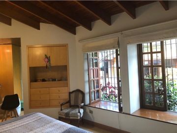 Casa con Piscina en calle tranquila a espaldas Av. Javier Prado