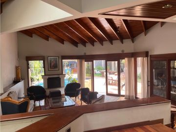 Casa con Piscina en calle tranquila a espaldas Av. Javier Prado