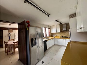 Casa con Piscina en calle tranquila a espaldas Av. Javier Prado