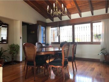 Casa con Piscina en calle tranquila a espaldas Av. Javier Prado