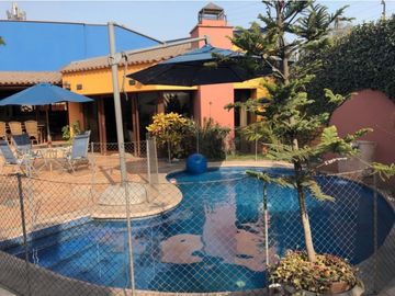 Casa con Piscina en calle tranquila a espaldas Av. Javier Prado