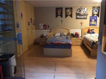 Casa con Piscina en calle tranquila a espaldas Av. Javier Prado