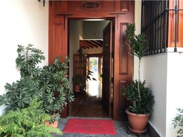 Casa con Piscina en calle tranquila a espaldas Av. Javier Prado