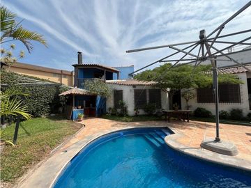 Casa con Piscina en calle tranquila a espaldas Av. Javier Prado