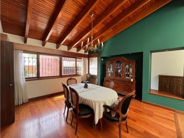 Casa con Piscina en calle tranquila a espaldas Av. Javier Prado