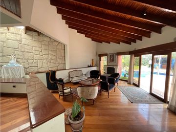 Casa con Piscina en calle tranquila a espaldas Av. Javier Prado