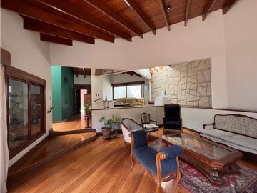 Casa con Piscina en calle tranquila a espaldas Av. Javier Prado