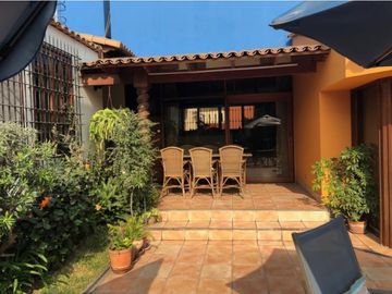 Casa con Piscina en calle tranquila a espaldas Av. Javier Prado