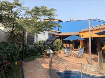 Casa con Piscina en calle tranquila a espaldas Av. Javier Prado