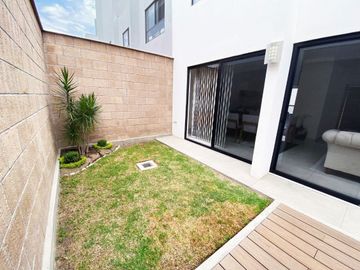 Casas en venta en Parque Santorini, Lomas de Angelópolis. Prototipo de 3 niveles