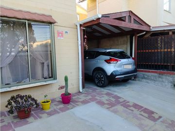 SE VENDE CASA DE 3 PISOS SEMI PAREADA UBICADA  LOS PINOS QUILPUE ST