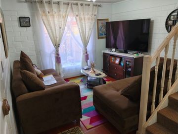 SE VENDE CASA DE 3 PISOS SEMI PAREADA UBICADA  LOS PINOS QUILPUE ST