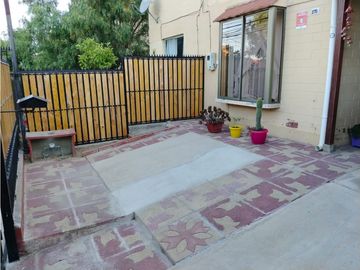 SE VENDE CASA DE 3 PISOS SEMI PAREADA UBICADA  LOS PINOS QUILPUE ST