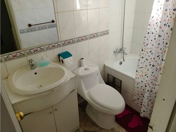SE VENDE CASA DE 3 PISOS SEMI PAREADA UBICADA  LOS PINOS QUILPUE ST