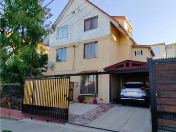SE VENDE CASA DE 3 PISOS SEMI PAREADA UBICADA  LOS PINOS QUILPUE ST