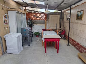 SE VENDE CASA DE 3 PISOS SEMI PAREADA UBICADA  LOS PINOS QUILPUE ST