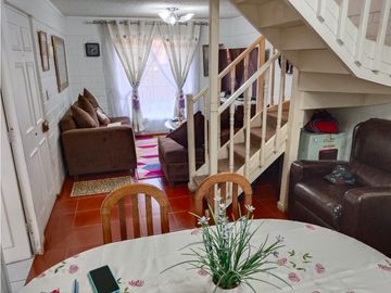 SE VENDE CASA DE 3 PISOS SEMI PAREADA UBICADA  LOS PINOS QUILPUE ST