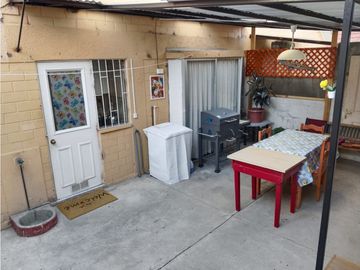 SE VENDE CASA DE 3 PISOS SEMI PAREADA UBICADA  LOS PINOS QUILPUE ST