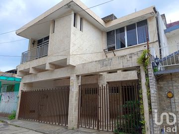 Casa en venta en Colonia Centro Carmen Serdán de San Andrés Tuxtla, Ver.