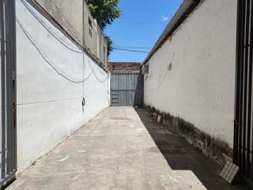 GALPON  CON INGRESO VEICULAR / PERON 4100