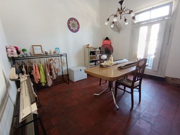 CASA CON UN GRAN TERRENO A PASOS DEL CENTRO PARA REMODELAR
