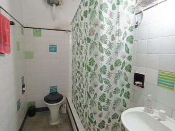 CASA CON UN GRAN TERRENO A PASOS DEL CENTRO PARA REMODELAR