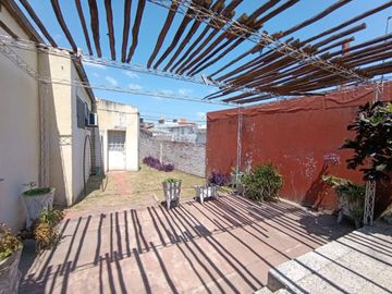 CASA CON UN GRAN TERRENO A PASOS DEL CENTRO PARA REMODELAR