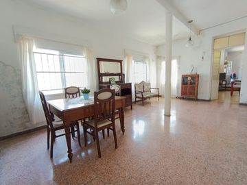 CASA CON UN GRAN TERRENO A PASOS DEL CENTRO PARA REMODELAR